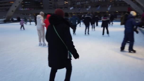 Toronto Canada Janeiro 2024 Pessoas Patinando Pista Gelo Livre Nathan — Vídeo de Stock