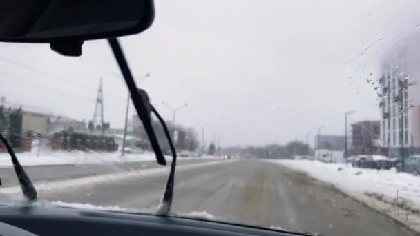 Tormenta Nieve Carretera Ciudad Filmación Desde Coche Través Del Parabrisas — Vídeos de Stock