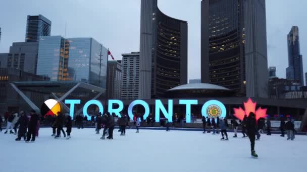 Toronto Kanada Január 2024 Emberek Korcsolyáznak Ingyenes Jégpályán Nathan Phillips — Stock videók