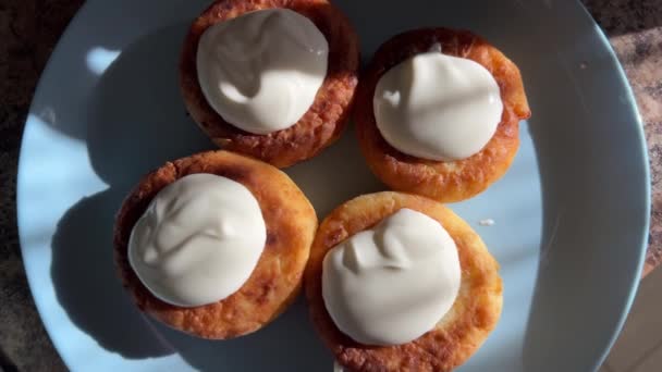 用奶酪做的新鲜糖浆或煎饼 上面涂满了酸奶油 放在盘子里 — 图库视频影像
