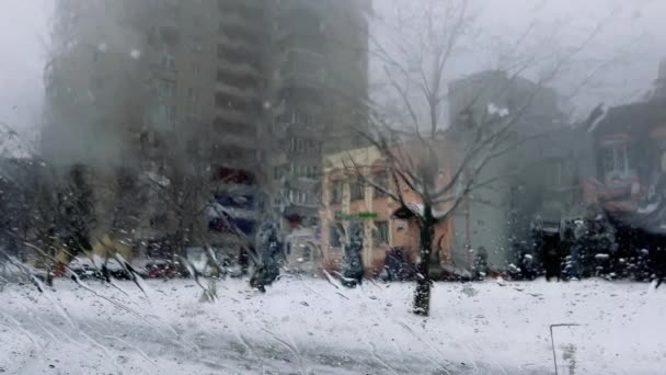 Snöstorm Utanför Suddig Bild Snötäckta Gatan Genom Våt Vindruta Bil — Stockvideo