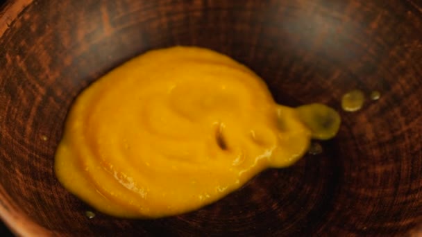 南瓜泥汤倒进一个黏土碗里 — 图库视频影像