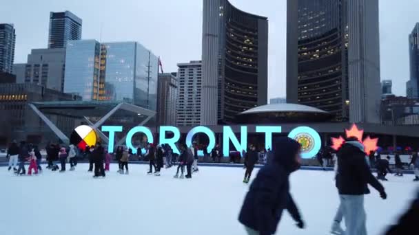 Торонто Канада Января 2024 Года Люди Катаются Бесплатном Катке Площади — стоковое видео