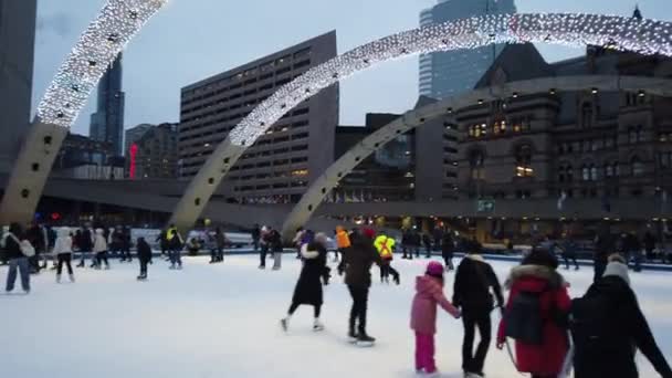Toronto Canada Janeiro 2024 Pessoas Patinando Pista Gelo Livre Nathan — Vídeo de Stock