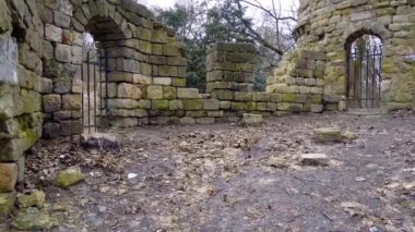 Eski bir kalenin duvarlarının yıkıntıları..