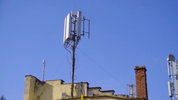 Die Antenne Auf Dem Dach Des Hauses — Stockvideo