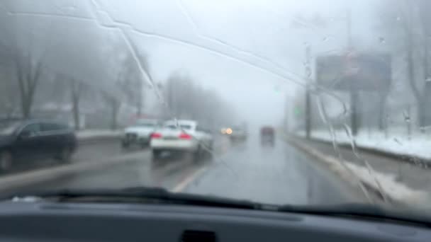 Lihat Melalui Kaca Depan Mobil Jalan Selama Kabut Dalam Cuaca — Stok Video