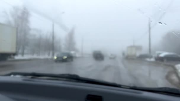 Вид Через Лобове Скло Автомобіля Дорозі Під Час Туману Похмуру — стокове відео