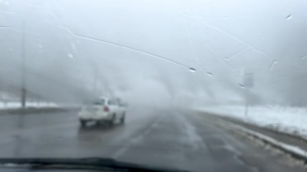Вид Через Лобове Скло Автомобіля Дорозі Під Час Туману Похмуру — стокове відео
