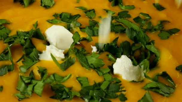 チーズのピースは カボチャのパイプスープとパセリと粘土ボウルに落ちる — ストック動画