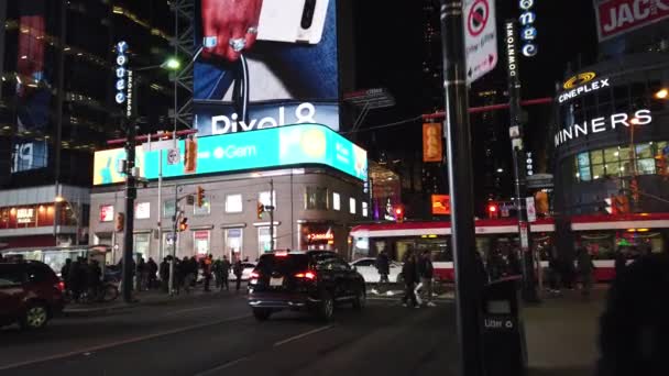Toronto Canada Février 2024 Intersection Achalandée Transports Commun Passages Pour — Video
