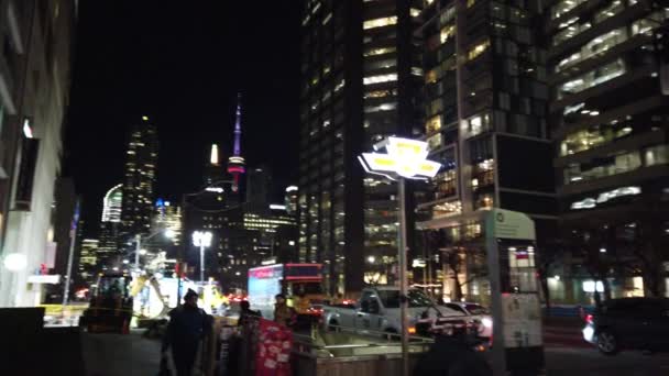 多伦多 2024年2月5日 摩天大楼 人行横道和夜市的灯光 穿过加拿大安大略省多伦多市中心的街道 — 图库视频影像