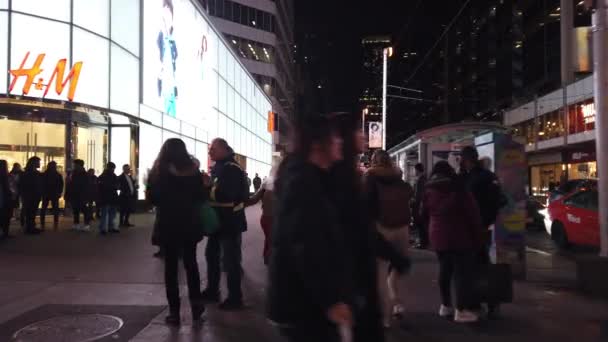 多伦多 2024年2月5日 穿过多伦多市中心Yonge Dundas广场附近的街道 Toronto Eaton中心 伊顿中心 建筑物上霓虹灯广告的多样性 街头不同年龄 不同国籍的人 — 图库视频影像