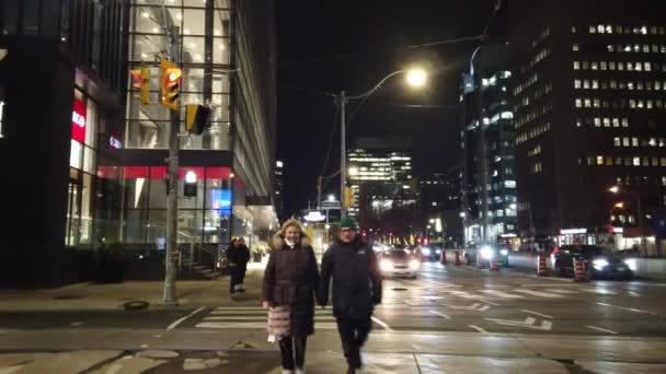 多伦多 2024年2月5日 摩天大楼 人行横道和夜市的灯光 穿过多伦多市中心的街道 — 图库视频影像