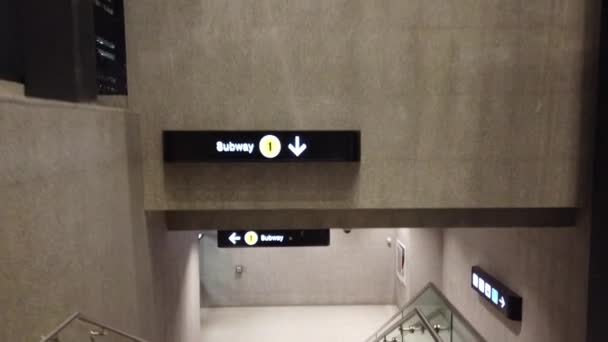 Toronto Kanada Februar 2024 Die Treppe Hinunter Die Bahn Station — Stockvideo