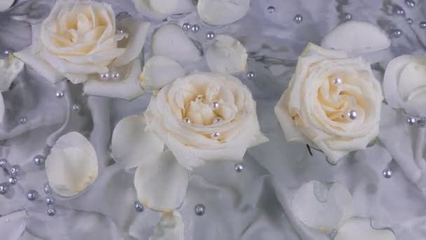 Květiny Okvětní Lístky Bílých Růží Perlami Plují Hladině Vody Šedém — Stock video