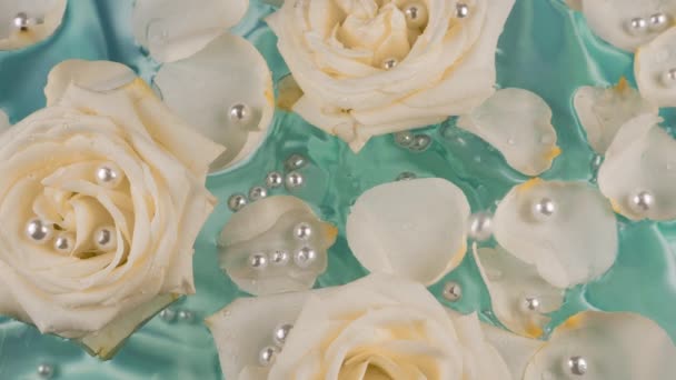 Perlas Caen Superficie Del Agua Con Pétalos Flores Rosas Blancas — Vídeos de Stock