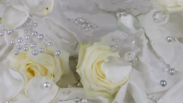 Gyöngyök Fehér Rózsaszirmok Úszkálnak Víz Felszínén Víz Alatt Rózsa Virágok — Stock videók
