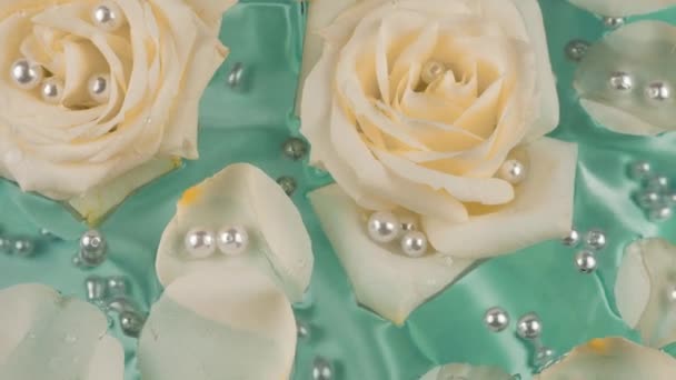 Květiny Okvětní Lístky Bílých Růží Perlami Plují Hladině Vody Tyrkysovém — Stock video