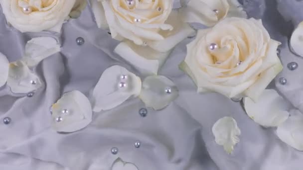 Kwiaty Płatki Białych Róż Perłami Unoszą Się Powierzchni Wody Szaro — Wideo stockowe