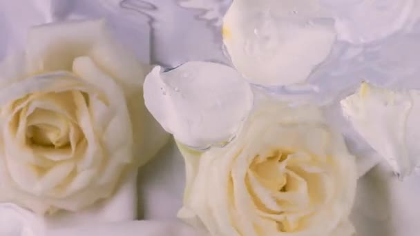 Kapky Vody Padají Vodní Hladinu Plovoucími Bílými Okvětními Lístky Růží — Stock video