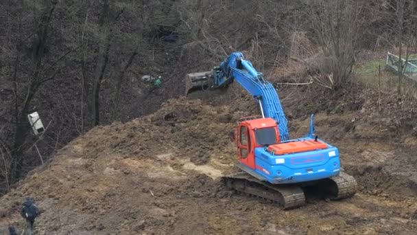 Lviv Ukraine March 2024 Crawler挖掘机挖掘地面 并形成了一个建筑工地 — 图库视频影像