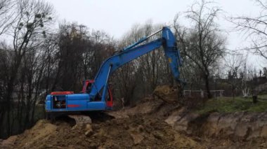 LVIV, UKRAINE - 15 Mart 2024: Crawler kazı alanı kazar ve bir bina inşaatı için bir alan oluşturur.