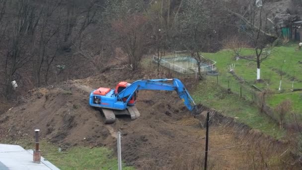 Lviv Ukraine Μαρτιου 2024 Εκσκαφέας Γερανών Σκάβει Έδαφος Και Σχηματίζει — Αρχείο Βίντεο