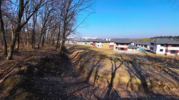 Nouvelle Petite Ville Près Forêt Maisons Tournage Printemps — Video