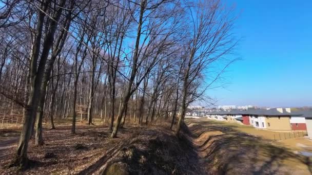 Neue Hüttenstadt Der Nähe Des Waldes Schützenhäuser Frühjahr — Stockvideo
