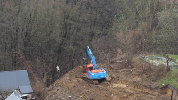 Penggali Crawler Menggali Tanah Dan Membentuk Situs Untuk Pembangunan Sebuah — Stok Video