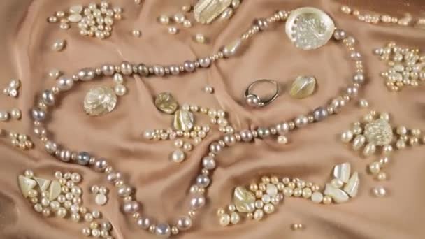 天然珍珠和珠宝 由珍珠和珍珠之母制成 背景为米色 清澈水面上的裂痕 — 图库视频影像