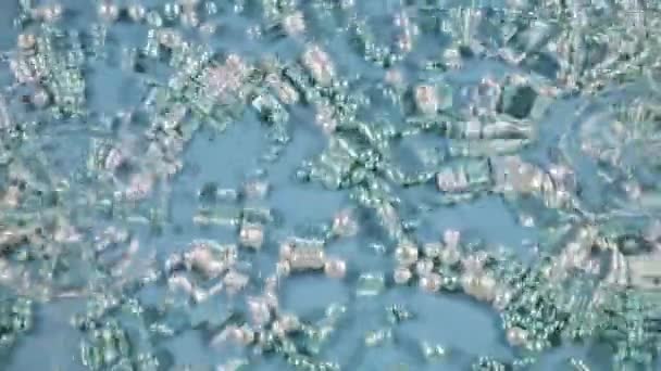 Perlas Blancas Azules Sobre Fondo Azul Bajo Agua Caen Gotas — Vídeos de Stock