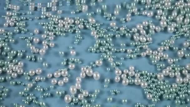 Pérolas Brancas Azuis Sobre Fundo Azul Subaquático Ondulações Superfície Água — Vídeo de Stock