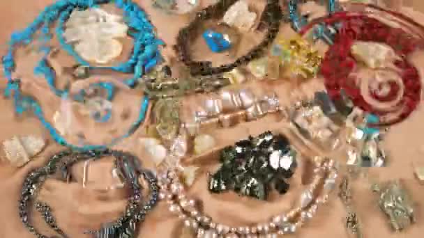 Smycken Tillverkade Ädelstenar Och Pärlor Beige Silke Bakgrund Vatten Droppar — Stockvideo