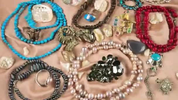 Smycken Tillverkade Ädelstenar Och Pärlor Beige Silke Bakgrund Vatten Ringar — Stockvideo