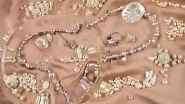Natürliche Perlen Und Schmuck Aus Perlen Und Perlmutt Auf Beigem — Stockvideo