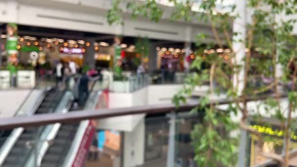 Pemandangan Atas Ruang Terbuka Dengan Eskalator Pusat Perbelanjaan Dan Hiburan — Stok Video
