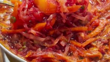 Ukrayna çorbası mutfaktaki ocakta bir tavada pişirilir..