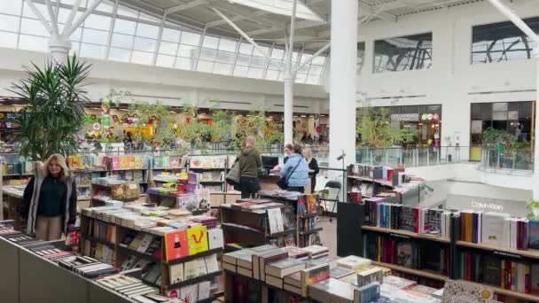 Lviv Ukraine Března 2024 Knihkupectví Otevřeném Prostranství Moderním Nákupním Zábavním — Stock video