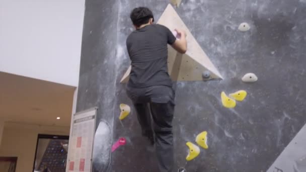 Asiatisk Klättrare Klättrar Upp Utomhus Bouldering Vägg Gym Rolig Aktiv — Stockvideo