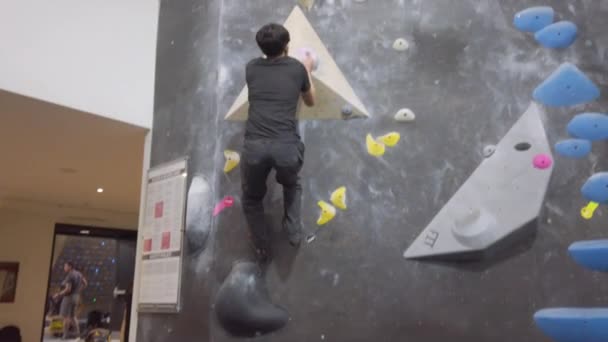 Asiatisk Klättrare Klättrar Upp Utomhus Bouldering Vägg Gym Rolig Aktiv — Stockvideo