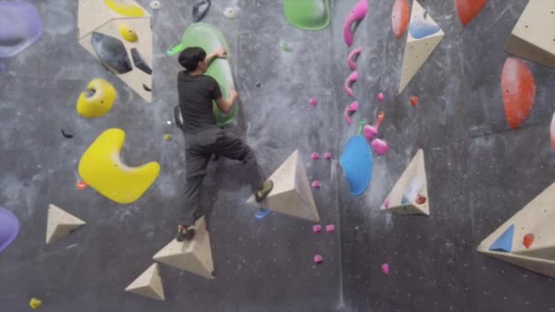 Asijský Horolezec Horolezec Lezení Venkovní Balvany Zeď Fitness Tělocvičně Zábavná — Stock video
