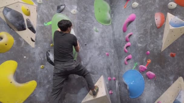 Asiatisk Klättrare Klättrar Upp Utomhus Bouldering Vägg Gym Rolig Aktiv — Stockvideo