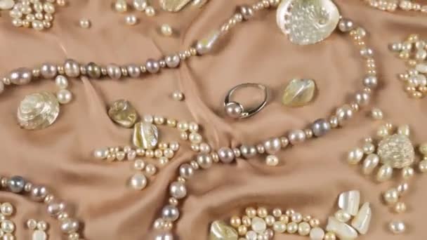 Perlas Naturales Joyas Hechas Perlas Nácar Sobre Fondo Beige Bajo — Vídeos de Stock