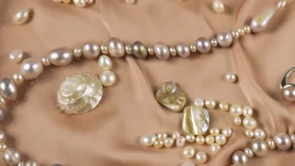 Perlas Naturales Joyas Hechas Perlas Nácar Sobre Fondo Beige Bajo — Vídeos de Stock
