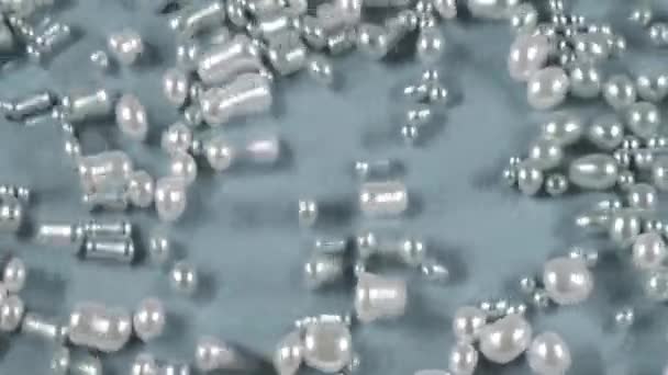 Perlas Blancas Azules Sobre Fondo Azul Bajo Agua Ondas Superficie — Vídeo de stock