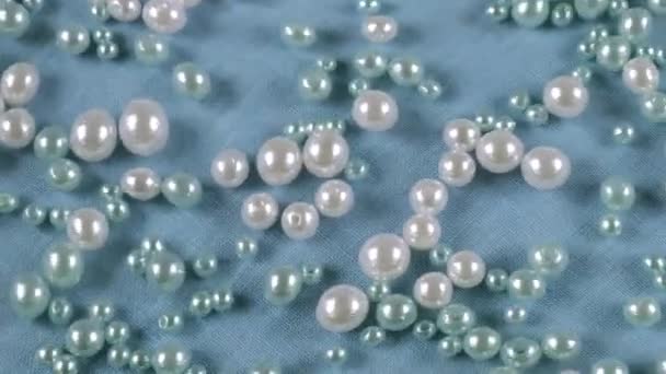 Perlas Blancas Azules Sobre Fondo Azul Bajo Agua Ondas Superficie — Vídeos de Stock