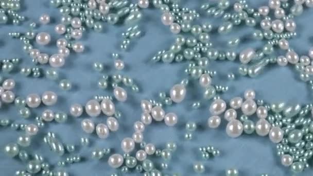 Perles Blanches Bleues Sur Fond Bleu Sous Eau Ondulations Surface — Video