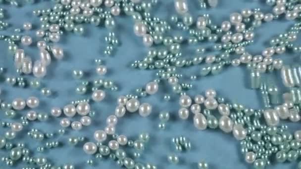 Perlas Blancas Azules Sobre Fondo Azul Bajo Agua Ondas Superficie — Vídeo de stock